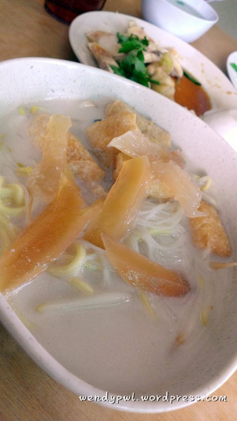 Hot bowl white curry mee